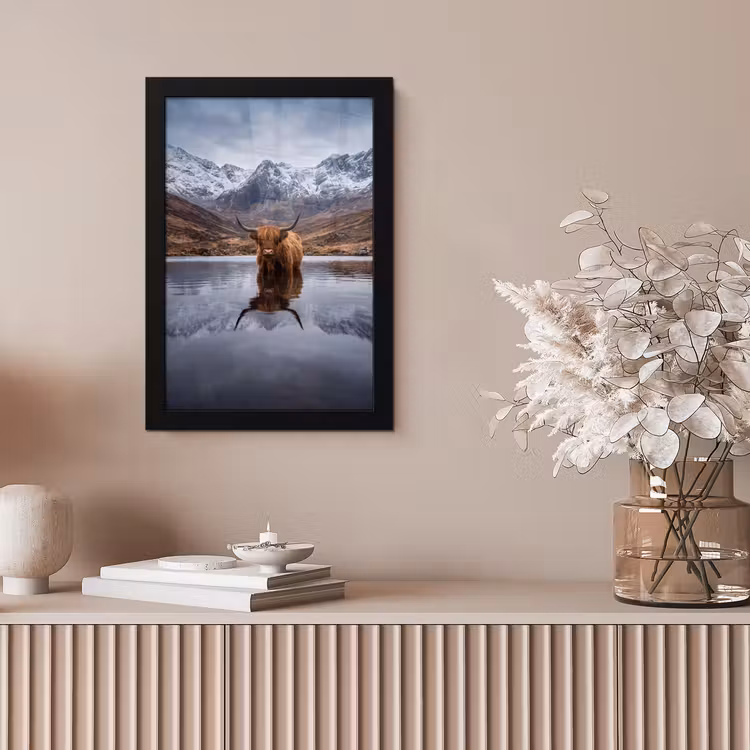 Schotse hooglander - Bruin - Water fotolijst zwart zonder passe partout klein -sfeer5