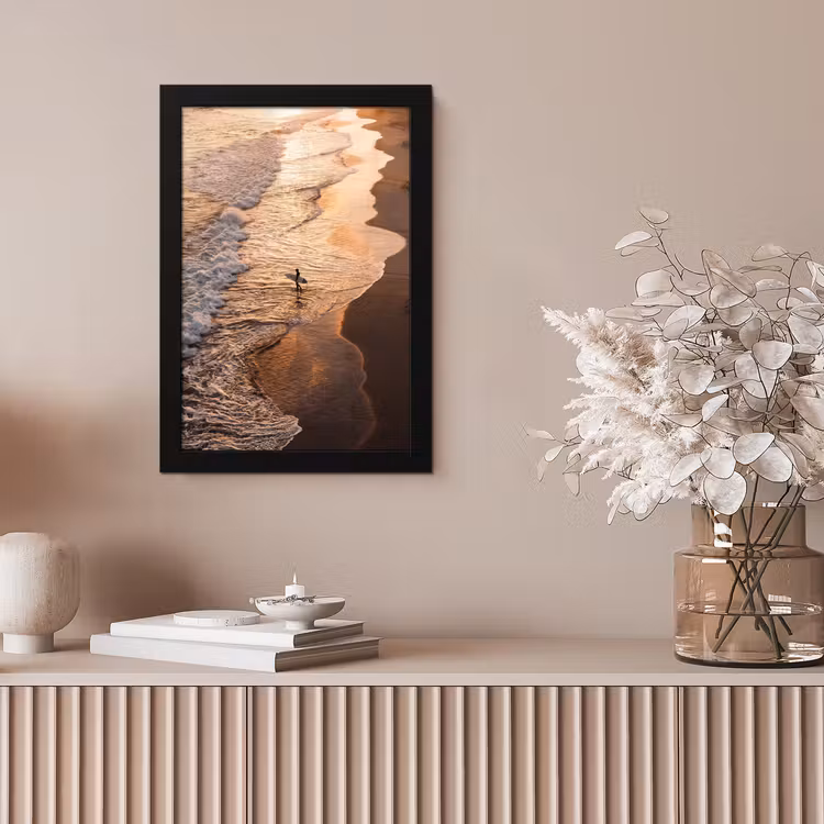 Surfer - Strand - Zonsondergang - Oceaan - Goud fotolijst zwart zonder passe partout klein -sfeer5