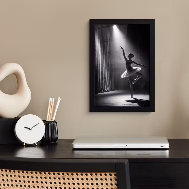 Danser - Podium - Zwart-wit - Kunst - Klassiek fotolijst zwart zonder passe partout klein -sfeer1