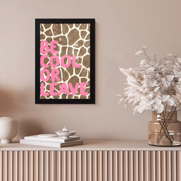 Tekst - Be cool or leave - Roze - Giraffenprint fotolijst zwart zonder passe partout klein -sfeer5