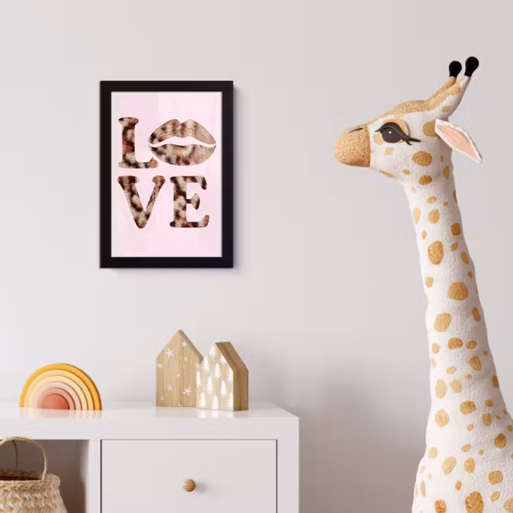 Tekst - Love - Pantervacht - Lichtroze fotolijst zwart zonder passe partout klein -usfeer4_kinderkamer