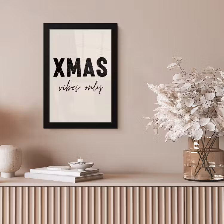 Kerst - Spreuk - xmas vibes only - Beige fotolijst zwart zonder passe partout klein -sfeer5