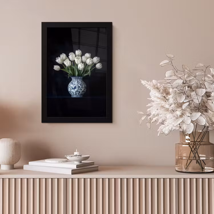 Wit - Bloemen - Tulpen - Vaas fotolijst zwart zonder passe partout klein -sfeer5