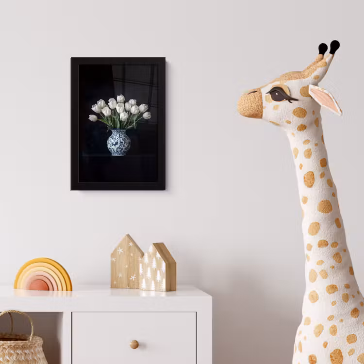 Wit - Bloemen - Tulpen - Vaas fotolijst zwart zonder passe partout klein -usfeer4_kinderkamer