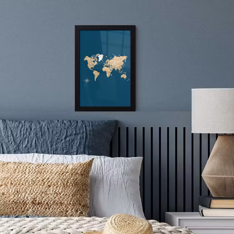 Wereldkaart - Donkerblauw - Beige fotolijst zwart zonder passe partout klein -sfeer3