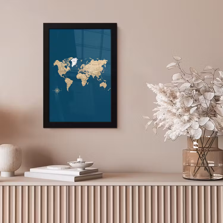 Wereldkaart - Donkerblauw - Beige fotolijst zwart zonder passe partout klein -sfeer5
