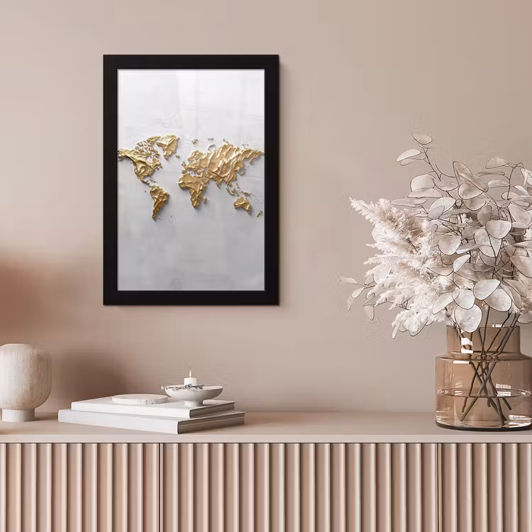 Wereldkaart - Egaal wit - Grof goud fotolijst zwart zonder passe partout klein -sfeer5