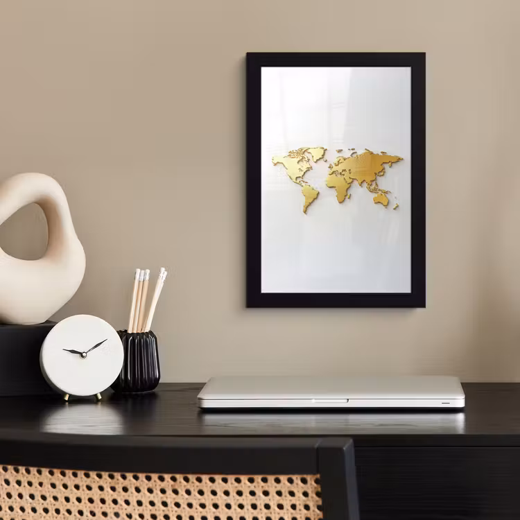 Wereldkaart - Luxe uitstraling - Glanzend goud fotolijst zwart zonder passe partout klein -sfeer1