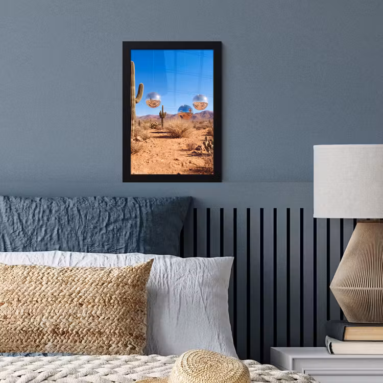 Bilder mit Rahmen - Wüste – Spiegelkugel – Kunst - Woestijn - Spiegelbal - Kunst fotolijst zwart zonder passe partout klein