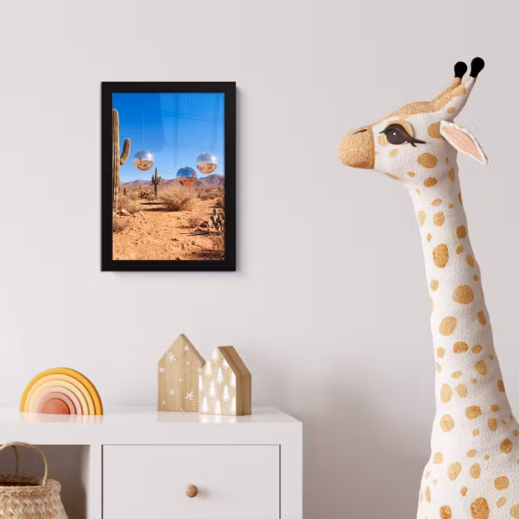 Bilder mit Rahmen - Wüste – Spiegelkugel – Kunst - Woestijn - Spiegelbal - Kunst fotolijst zwart zonder passe partout klein