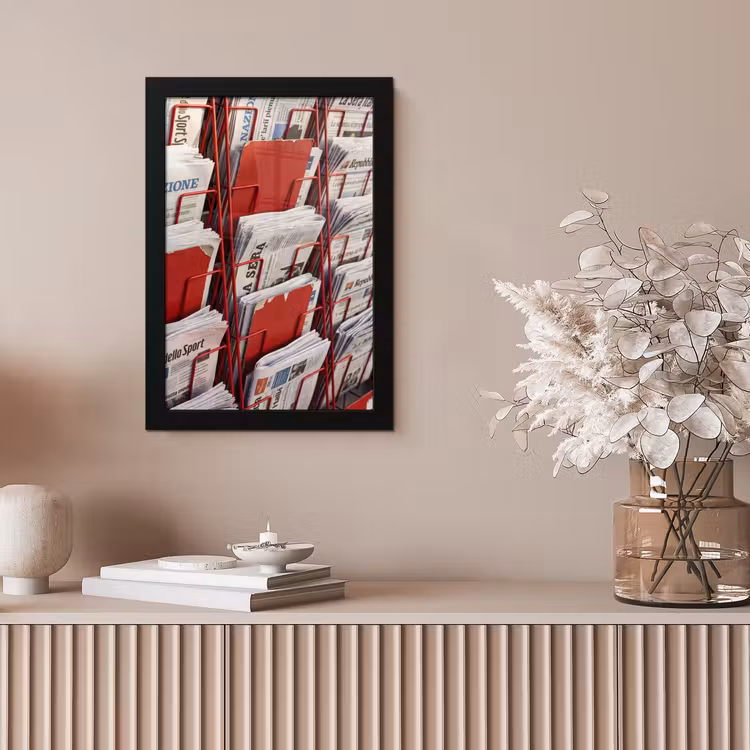 Kranten - Rek - Stedelijk - Dagelijks leven - Rood fotolijst zwart zonder passe partout klein -sfeer5