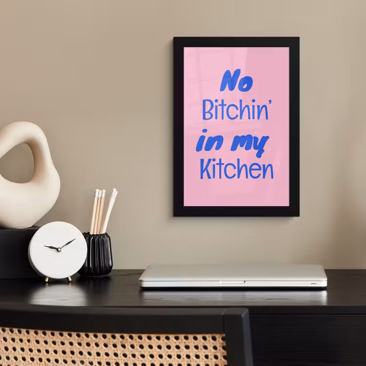 Quote - Blauw - Lettertype - Keuken fotolijst zwart zonder passe partout klein -sfeer1