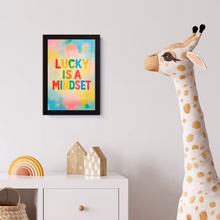 Quote - Lucky - Regenboogkleuren fotolijst zwart zonder passe partout klein -usfeer4_kinderkamer
