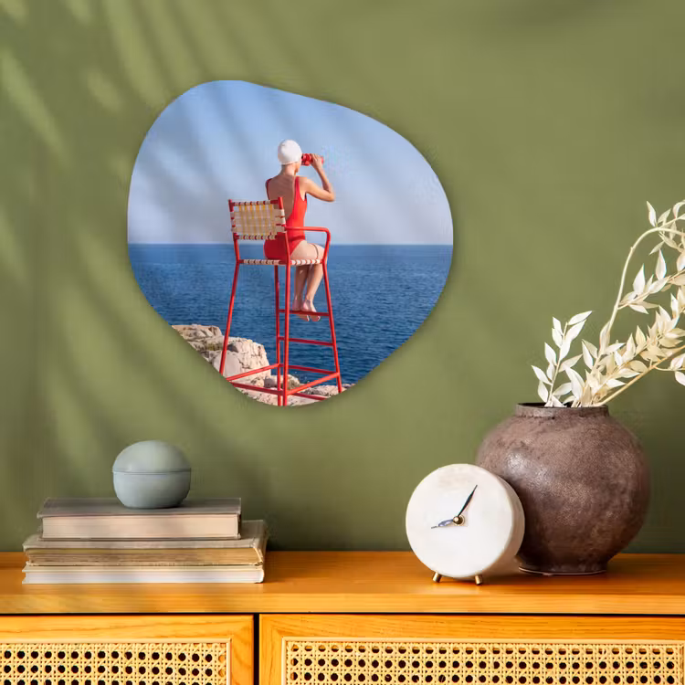 Vrouw - Zee - Kust - Verrekijker - Rood Wandcirkel Organisch Forex 3mm klein -sfeer2