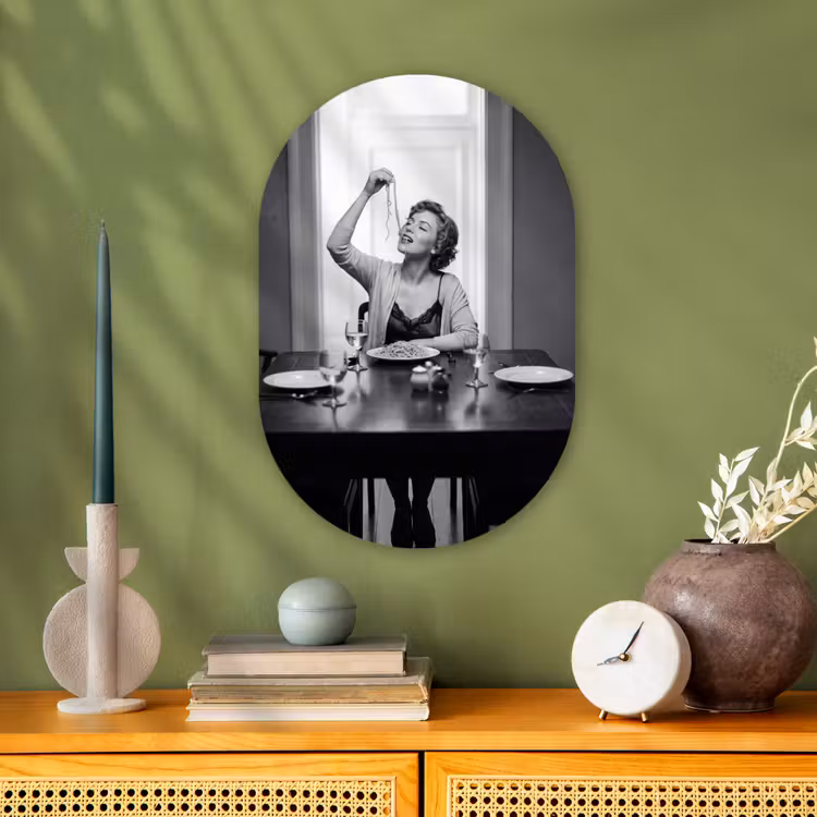 Vrouw - Spaghetti - Zwart - Wit Wandcirkel Ovaal Forex klein -sfeer2