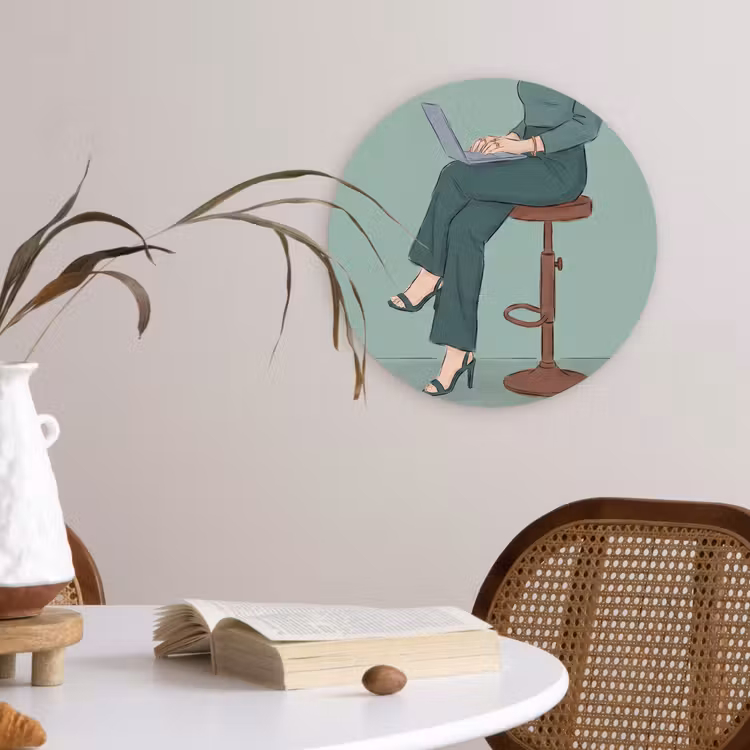 Vrouw - Laptop - Zittend - Illustratie - Groen Wandcirkel kunststof plaat 5mm dik klein -sfeer4