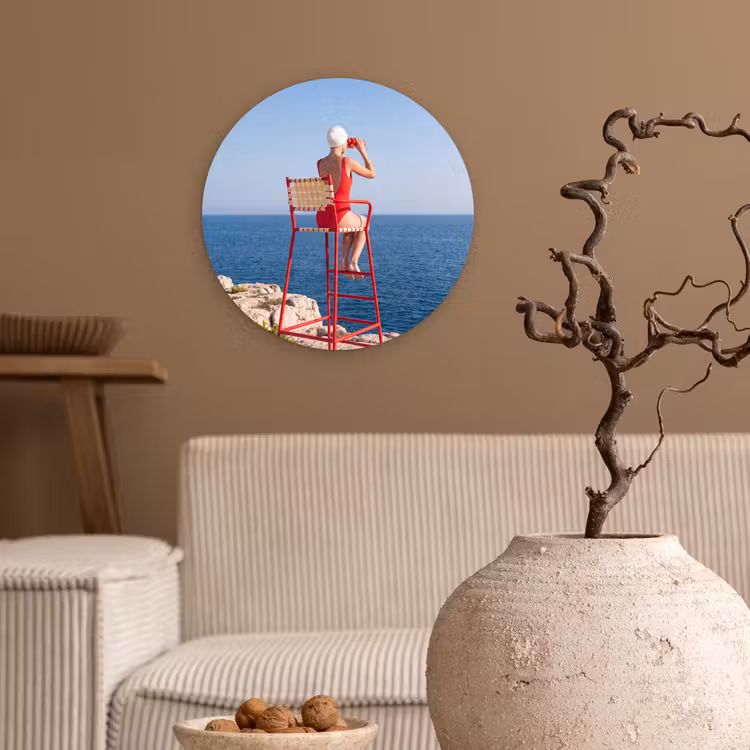 Vrouw - Zee - Kust - Verrekijker - Rood Wandcirkel kunststof plaat 5mm dik klein -sfeer1