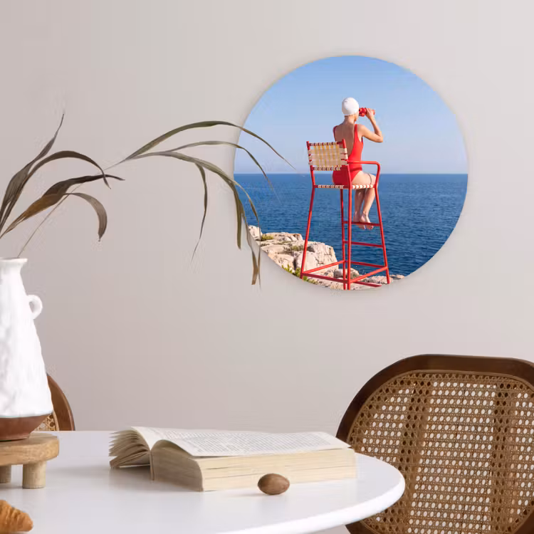 Vrouw - Zee - Kust - Verrekijker - Rood Wandcirkel kunststof plaat 5mm dik klein -sfeer4