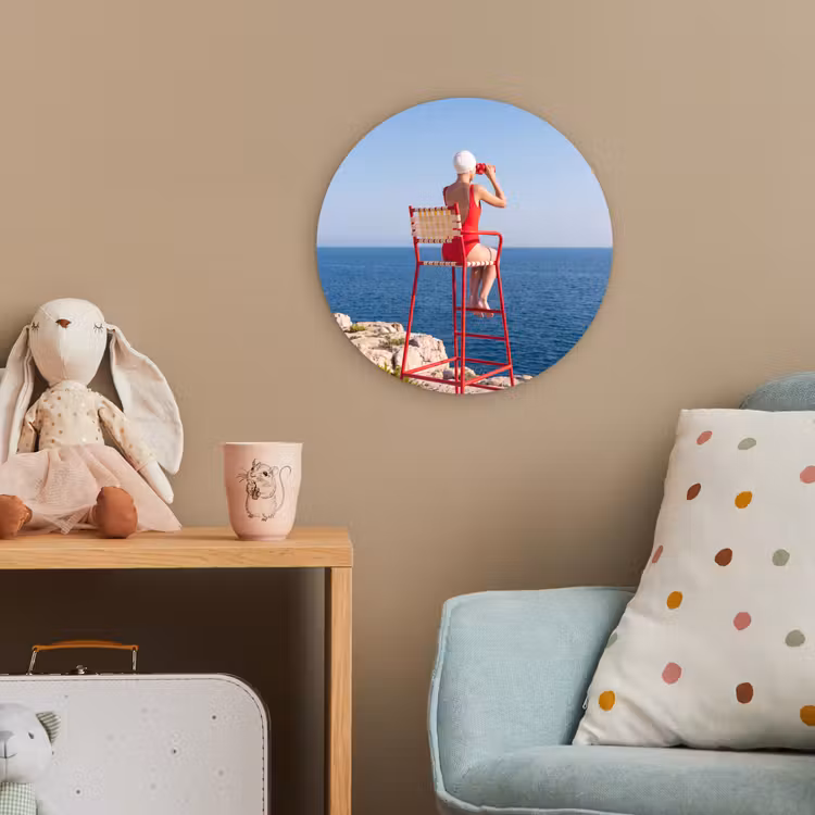 Vrouw - Zee - Kust - Verrekijker - Rood Wandcirkel kunststof plaat 5mm dik klein -tsfeer1_kind