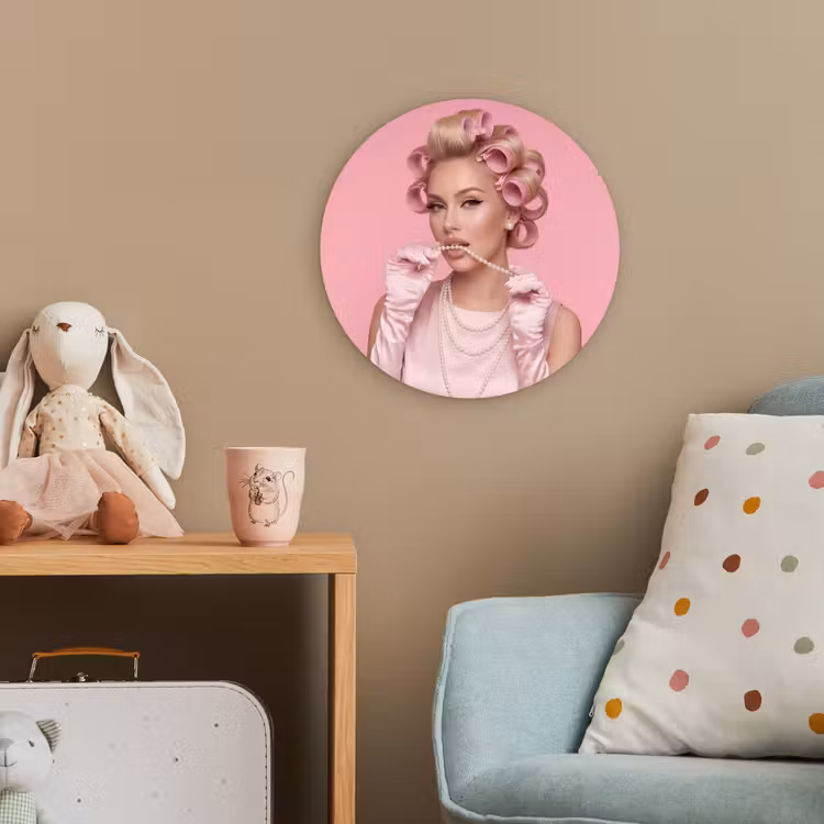 Vrouw - Roze - Parelketting - Krulspelden Wandcirkel kunststof plaat 5mm dik klein -tsfeer1_kind