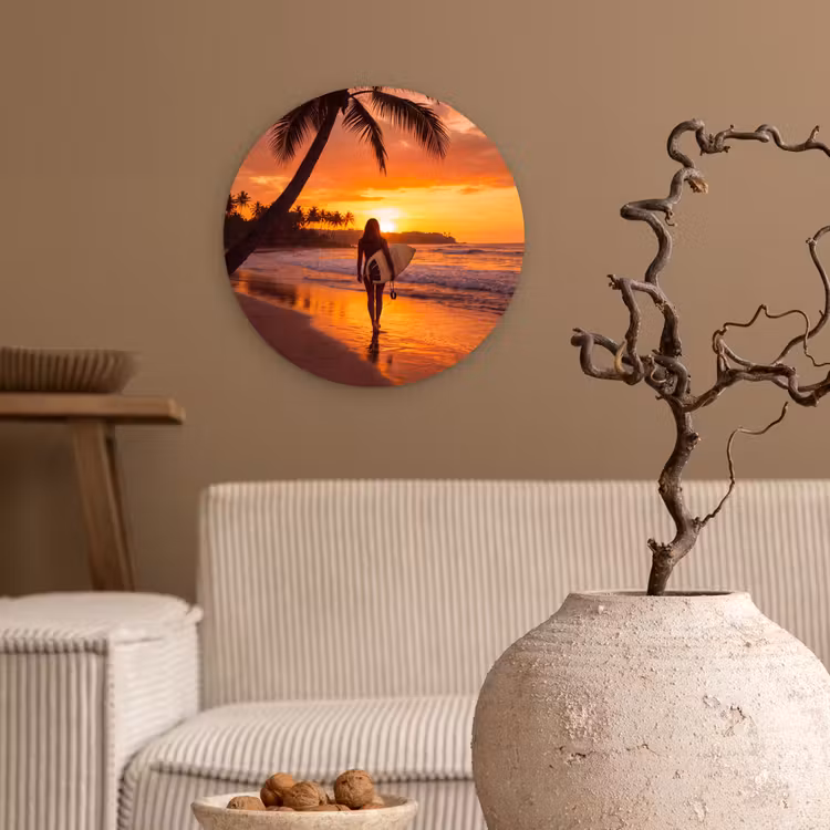 Vrouw - Surfplank - Strand - Zonsondergang - Oranje Wandcirkel kunststof plaat 5mm dik klein -sfeer1