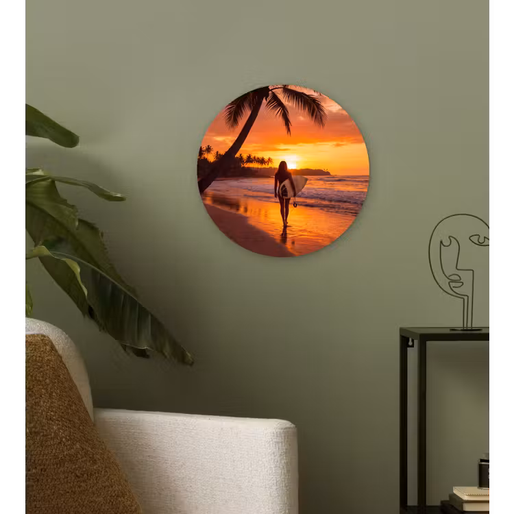 Vrouw - Surfplank - Strand - Zonsondergang - Oranje Wandcirkel kunststof plaat 5mm dik klein -sfeer3