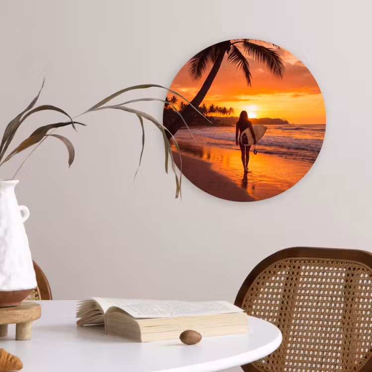 Vrouw - Surfplank - Strand - Zonsondergang - Oranje Wandcirkel kunststof plaat 5mm dik klein -sfeer4