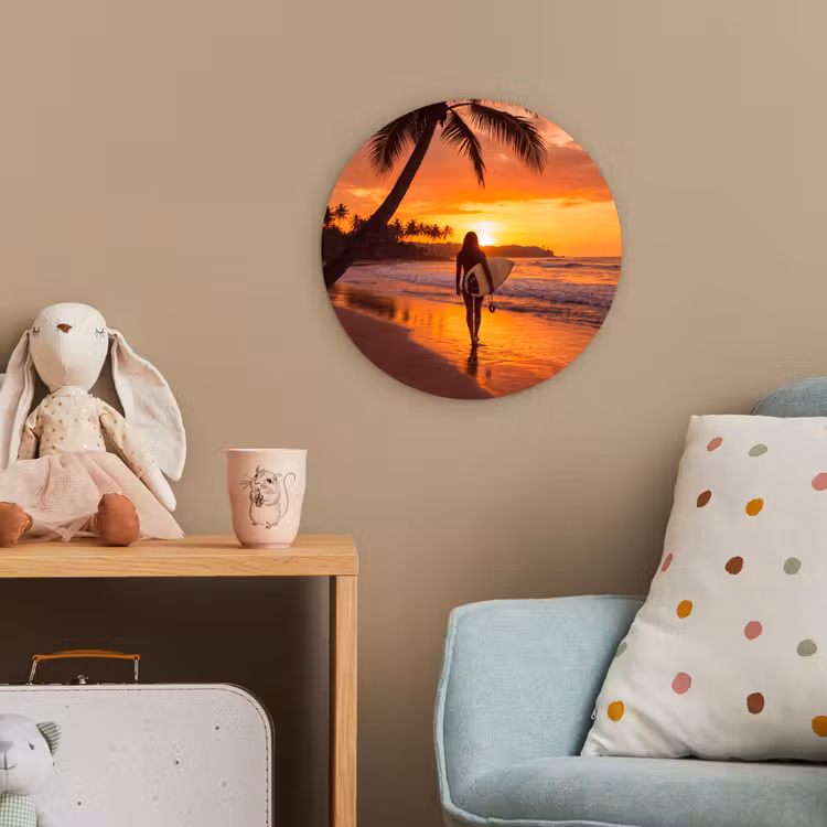 Vrouw - Surfplank - Strand - Zonsondergang - Oranje Wandcirkel kunststof plaat 5mm dik klein -tsfeer1_kind