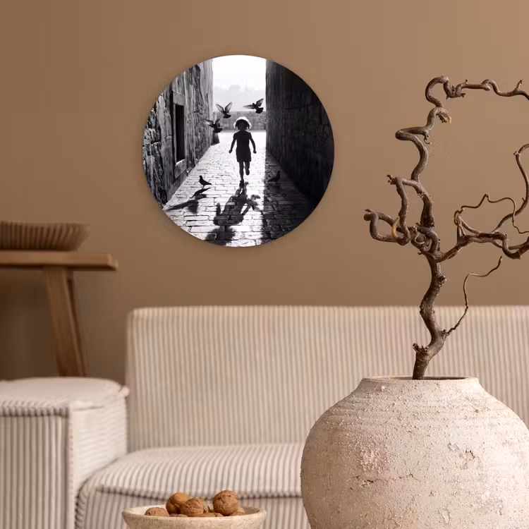 Kind - Vogel - Straat - Zwart-wit - Spelen Wandcirkel kunststof plaat 5mm dik klein -sfeer1