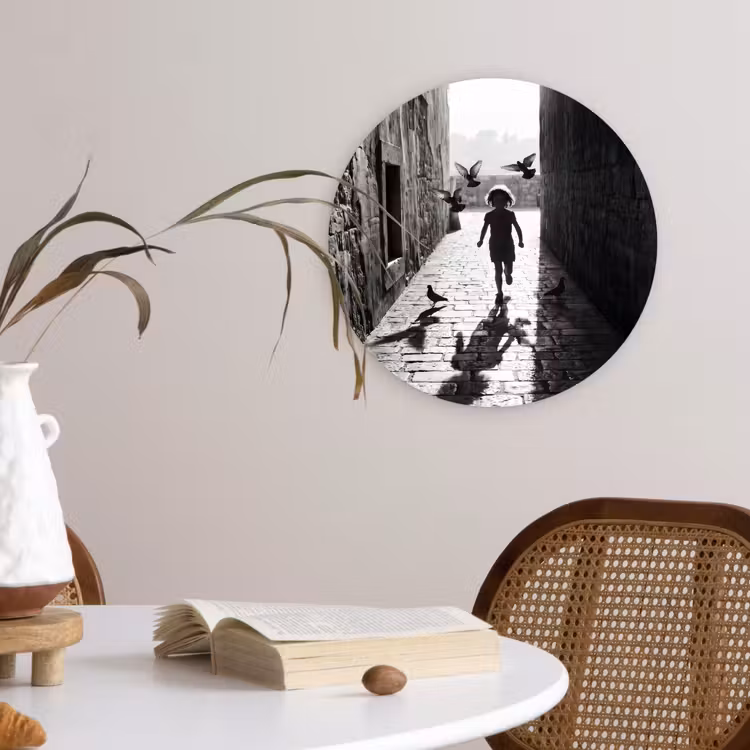Kind - Vogel - Straat - Zwart-wit - Spelen Wandcirkel kunststof plaat 5mm dik klein -sfeer4