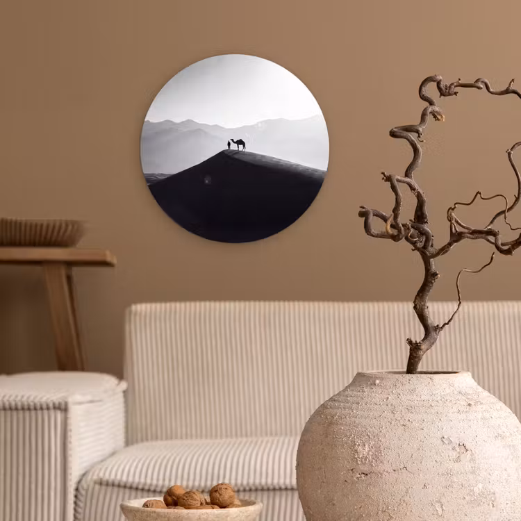 Mens - Kameel - Zandduin - Natuur - Monochroom Wandcirkel kunststof plaat 5mm dik klein -sfeer1