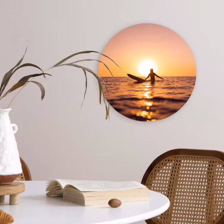 Persoon - Surfen - Zonsondergang - Zee - Oranje Wandcirkel kunststof plaat 5mm dik klein -sfeer4