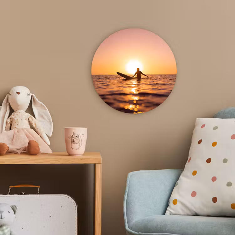 Persoon - Surfen - Zonsondergang - Zee - Oranje Wandcirkel kunststof plaat 5mm dik klein -tsfeer1_kind