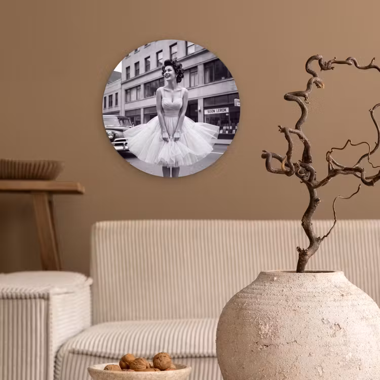 Retro - Vrouw - Zwart - Wit Wandcirkel kunststof plaat 5mm dik klein -sfeer1