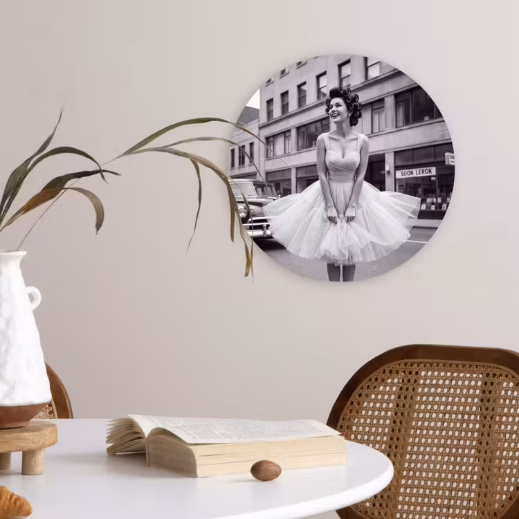 Retro - Vrouw - Zwart - Wit Wandcirkel kunststof plaat 5mm dik klein -sfeer4