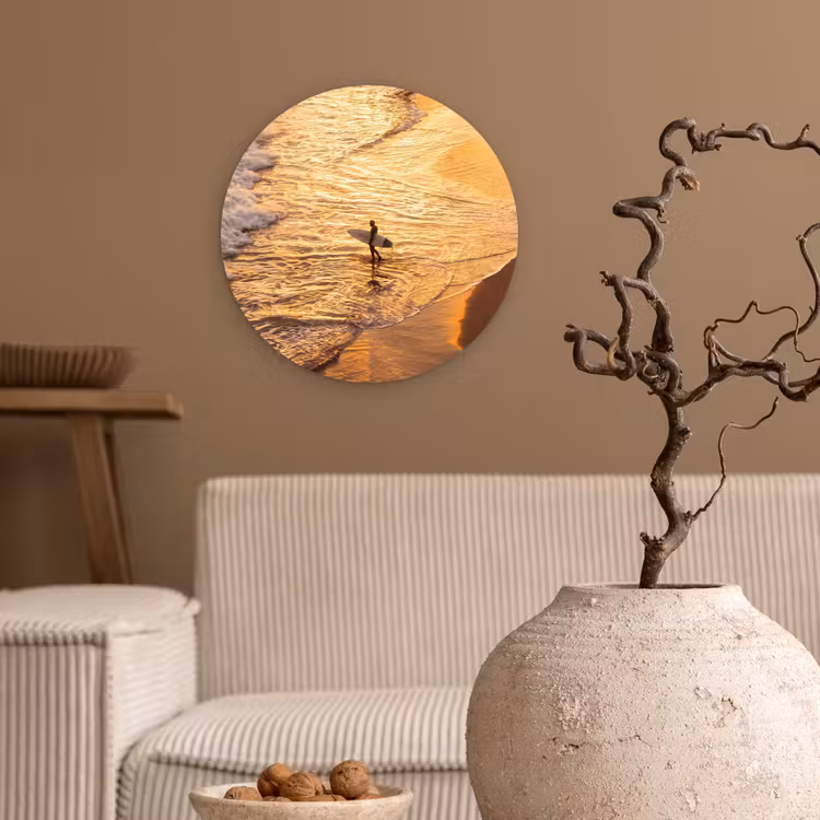 Surfer - Strand - Zonsondergang - Oceaan - Goud Wandcirkel kunststof plaat 5mm dik klein -sfeer1