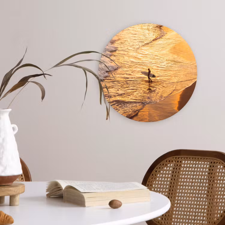 Surfer - Strand - Zonsondergang - Oceaan - Goud Wandcirkel kunststof plaat 5mm dik klein -sfeer4