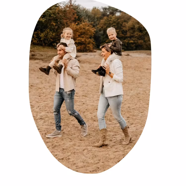 Familienfoto in organischer Form auf Hartschaum
