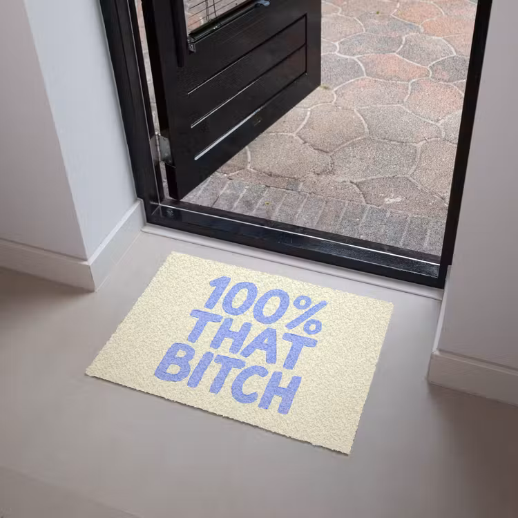 100% that bitch - Blauw - Wit Deurmat klein -sfeer5