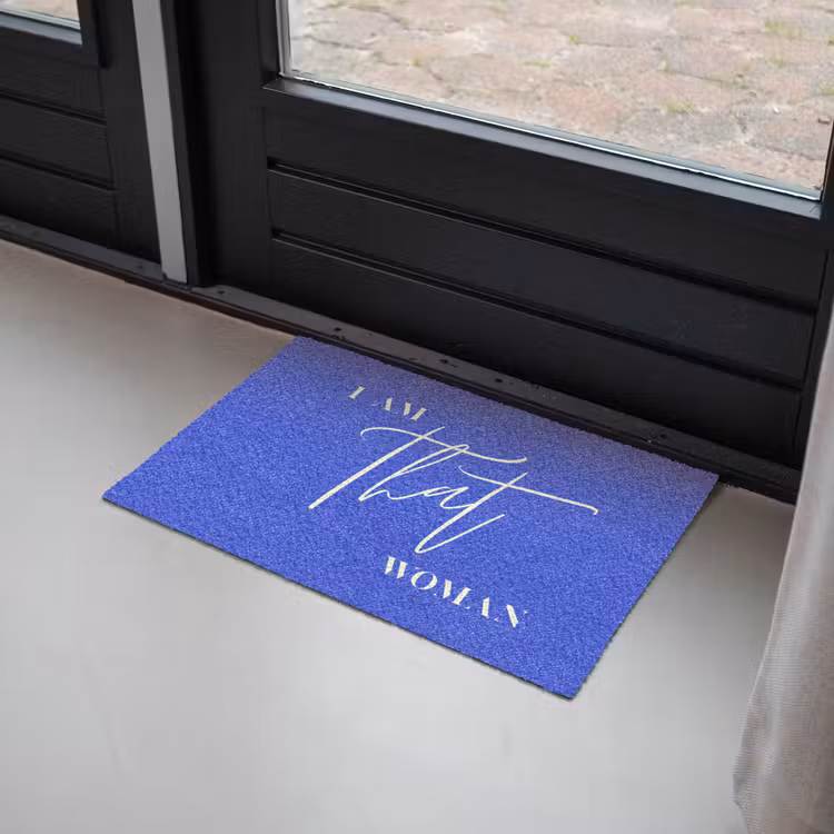 Blauw - I am that woman - Sierlijk - Minimalistisch Deurmat klein -sfeer2