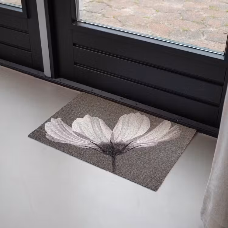 Bloem - Minimalistisch - Zwart - Wit Deurmat klein -sfeer2