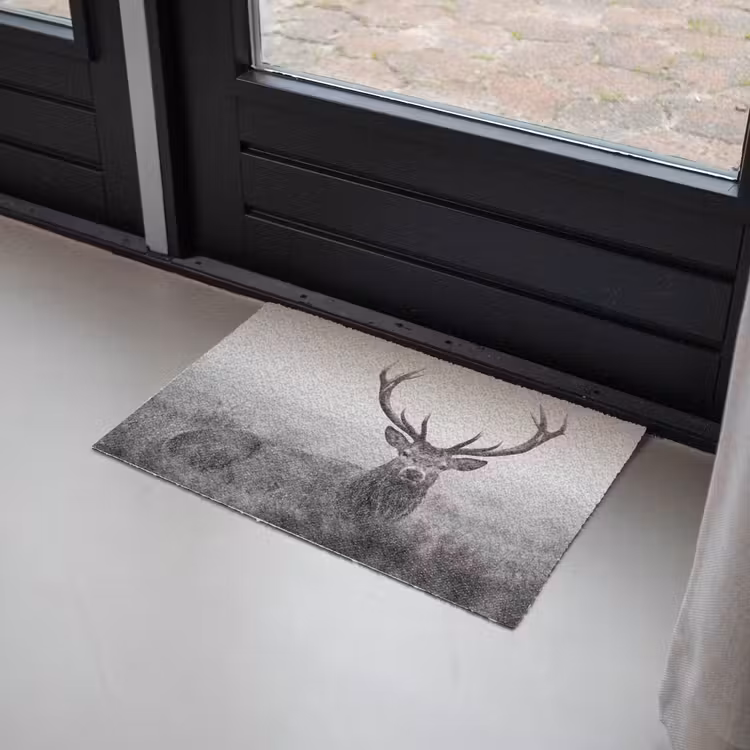 Hert - Mistig - Zwart - Wit Deurmat klein -sfeer2