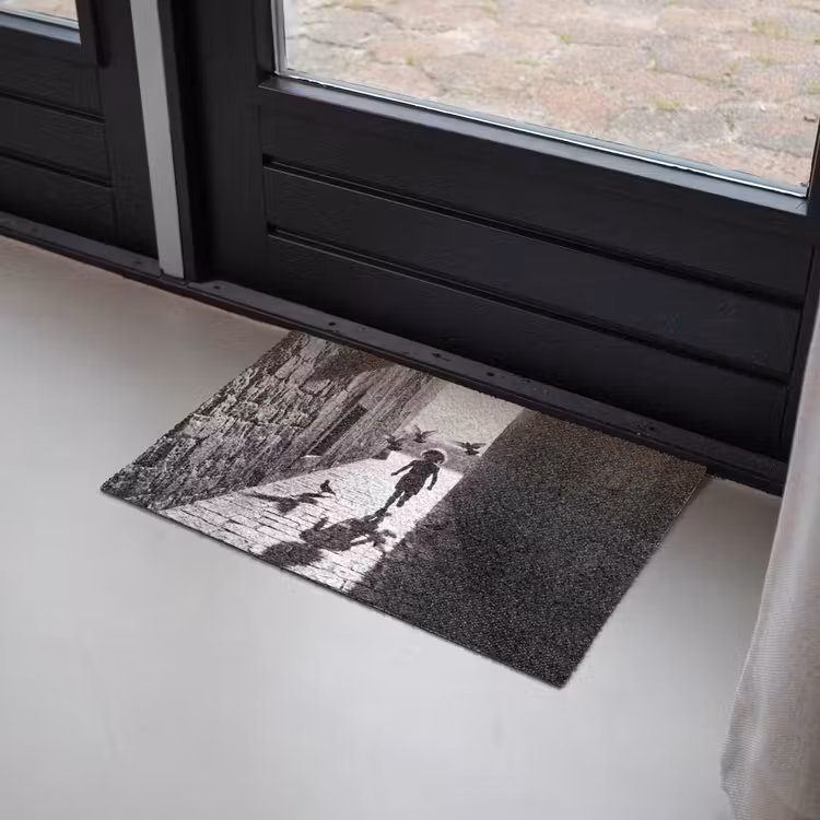 Kind - Vogel - Straat - Zwart-wit - Spelen Deurmat klein -sfeer2