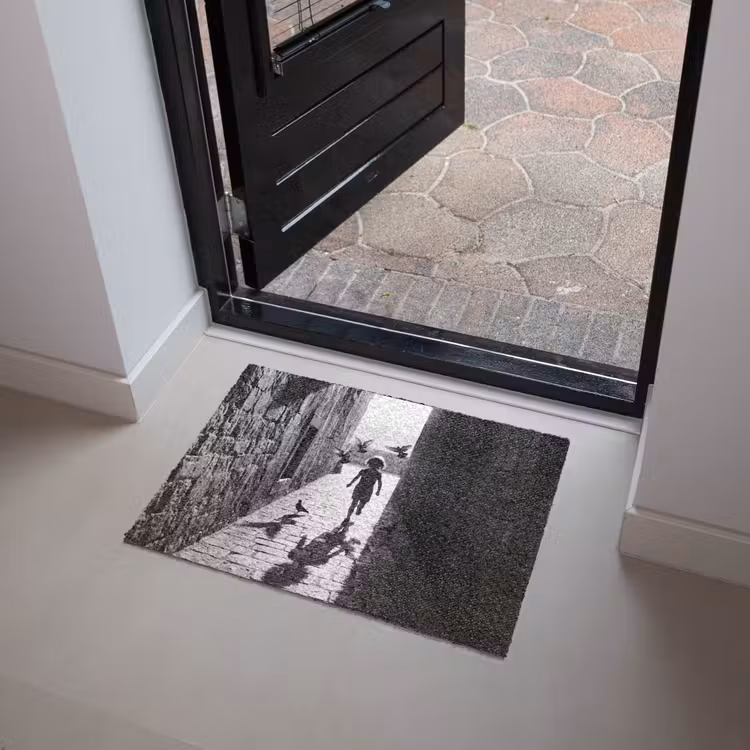 Kind - Vogel - Straat - Zwart-wit - Spelen Deurmat klein -sfeer5