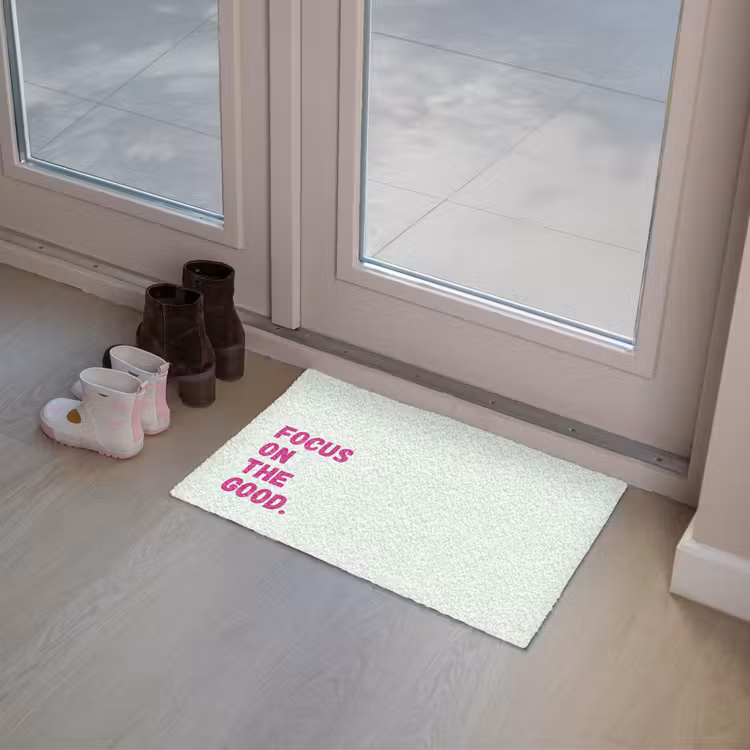 Focus on the good - Beige - Roze Deurmat klein -sfeer3