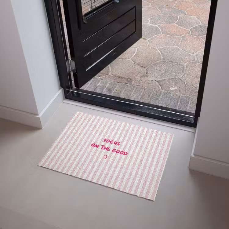 Focus on the good - Strepen - Roze - Smiley Deurmat klein -sfeer5