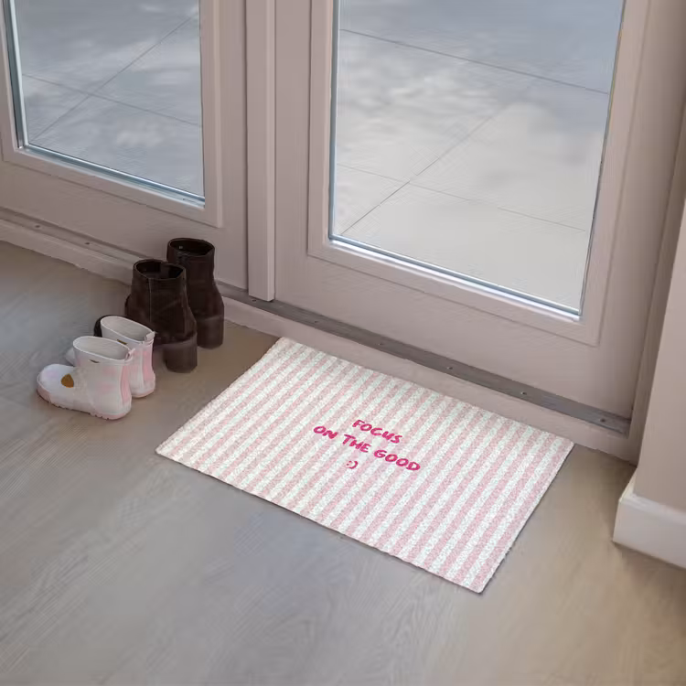Focus on the good - Strepen - Roze - Smiley Deurmat klein -sfeer3