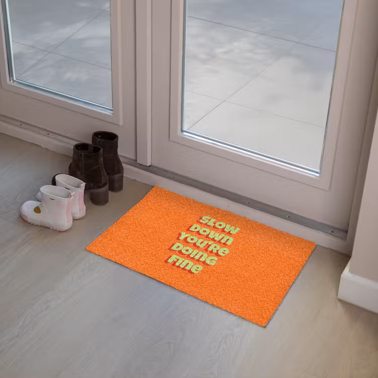 Slow down you're doing fine - Oranje - Simple Deurmat klein -sfeer3