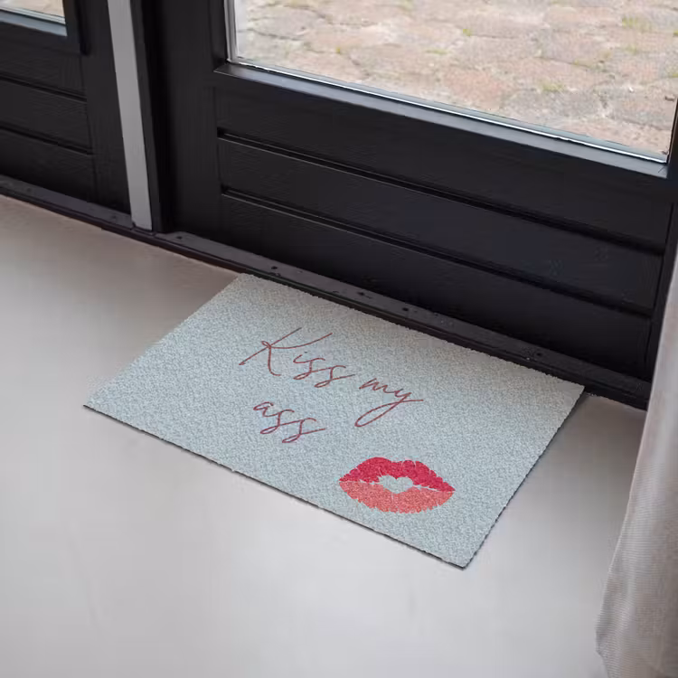 Kiss my ass - Lip - Blauw Deurmat klein -sfeer2