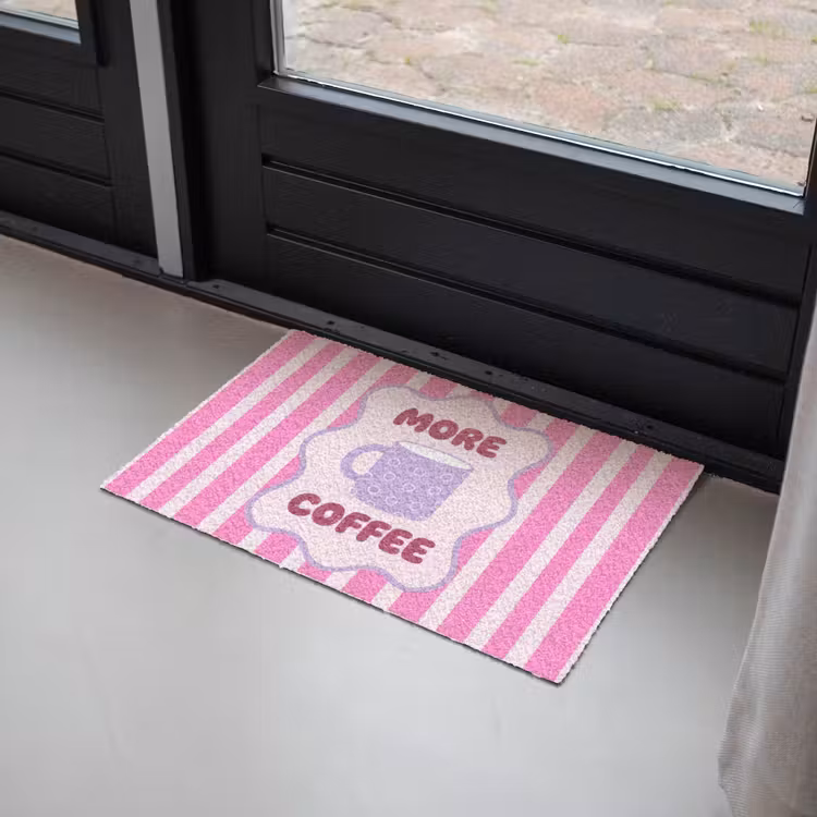 More coffee - Roze - Paars - Strepen - Mok Deurmat klein -sfeer2